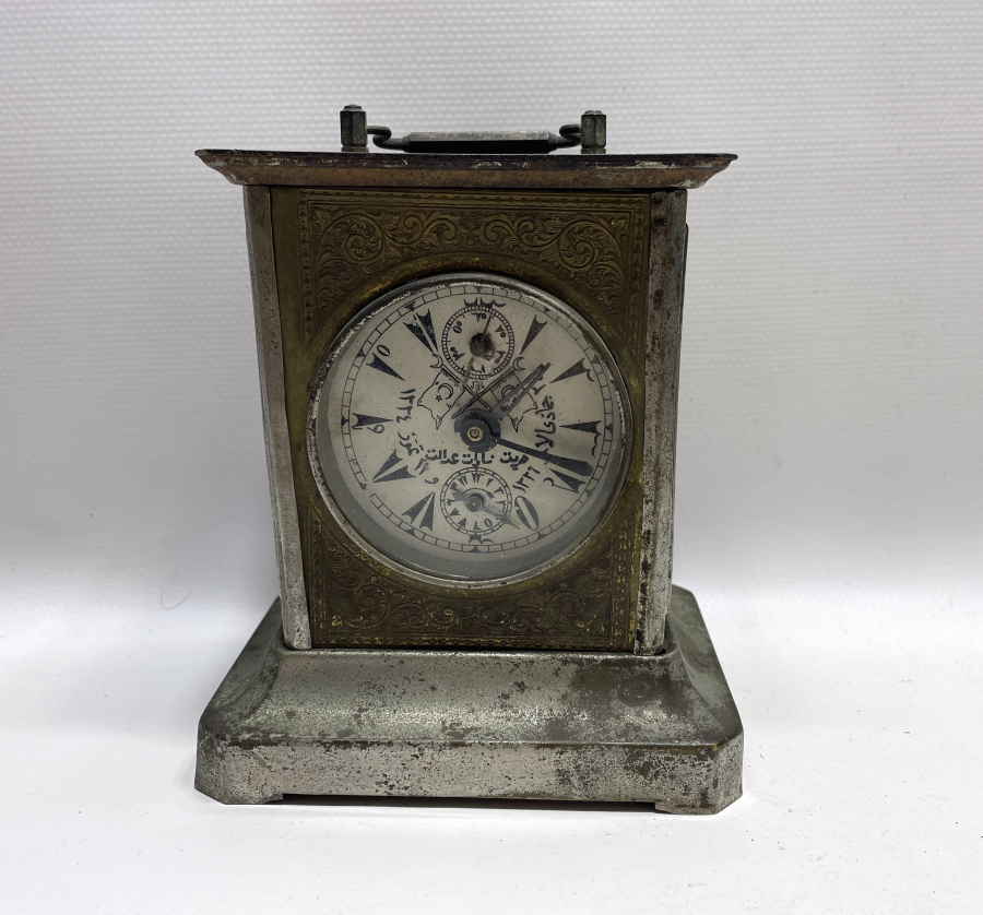 KADRANI MEŞRUTİYET SANCAKLI VE OSMANLICA YAZILI OSMANLI DÖNEMİ MASA SAATİ