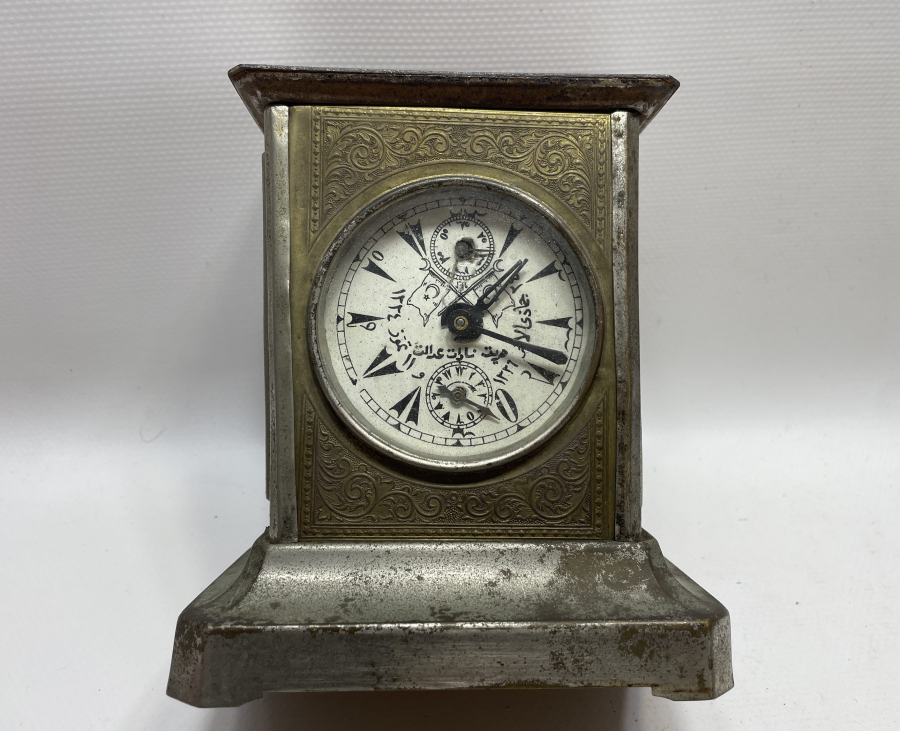 KADRANI MEŞRUTİYET SANCAKLI VE OSMANLICA YAZILI OSMANLI DÖNEMİ MASA SAATİ