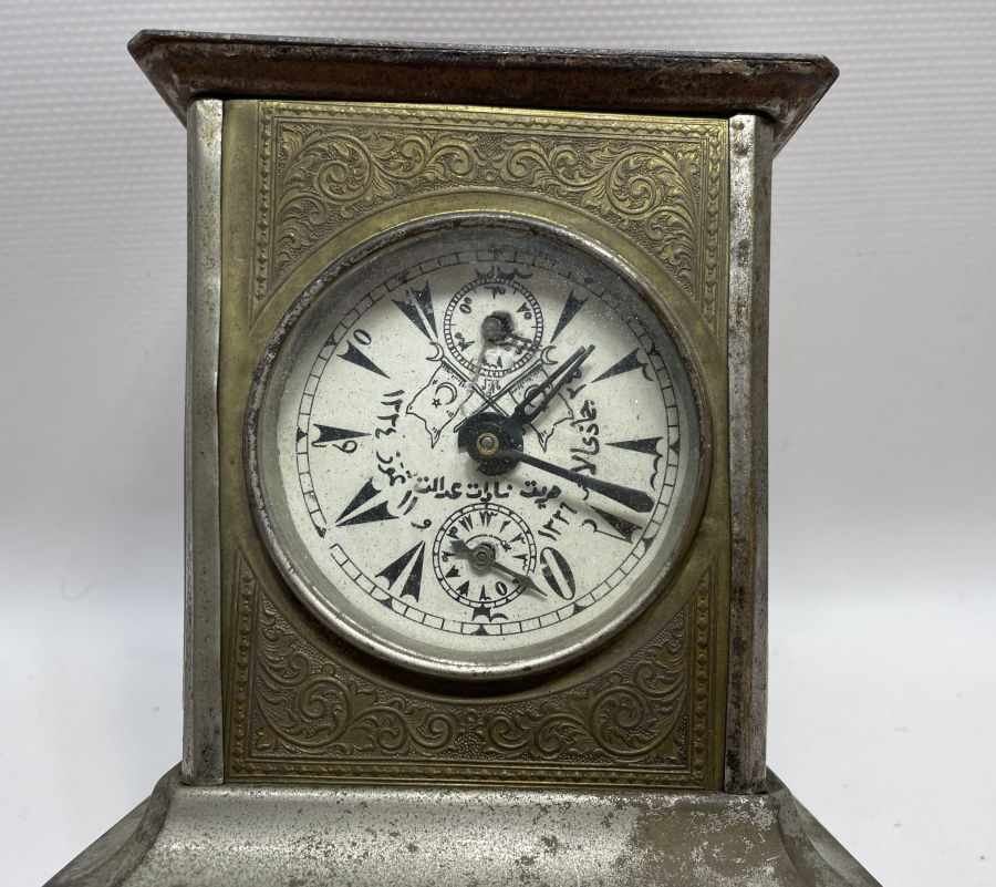 KADRANI MEŞRUTİYET SANCAKLI VE OSMANLICA YAZILI OSMANLI DÖNEMİ MASA SAATİ