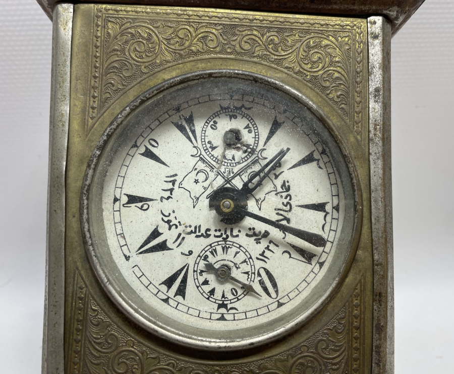 KADRANI MEŞRUTİYET SANCAKLI VE OSMANLICA YAZILI OSMANLI DÖNEMİ MASA SAATİ