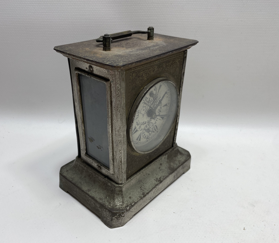 KADRANI MEŞRUTİYET SANCAKLI VE OSMANLICA YAZILI OSMANLI DÖNEMİ MASA SAATİ