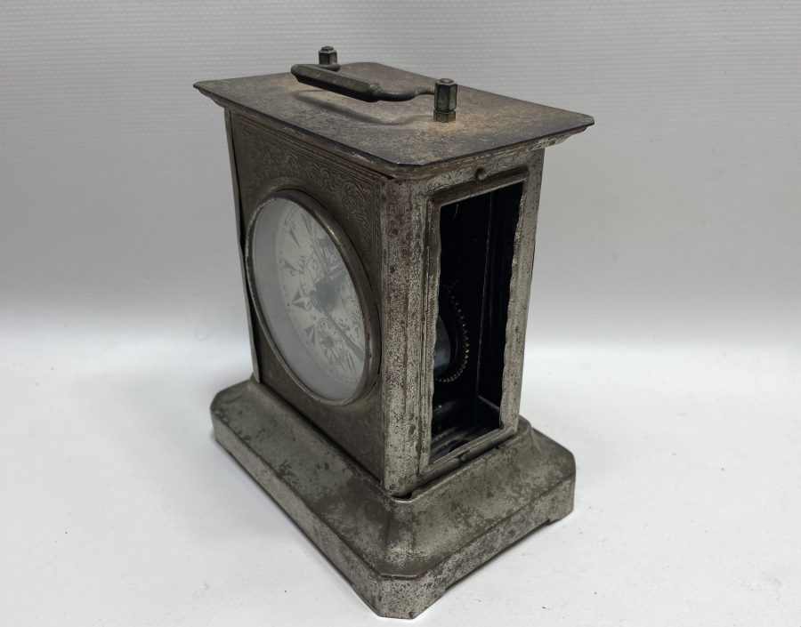 KADRANI MEŞRUTİYET SANCAKLI VE OSMANLICA YAZILI OSMANLI DÖNEMİ MASA SAATİ