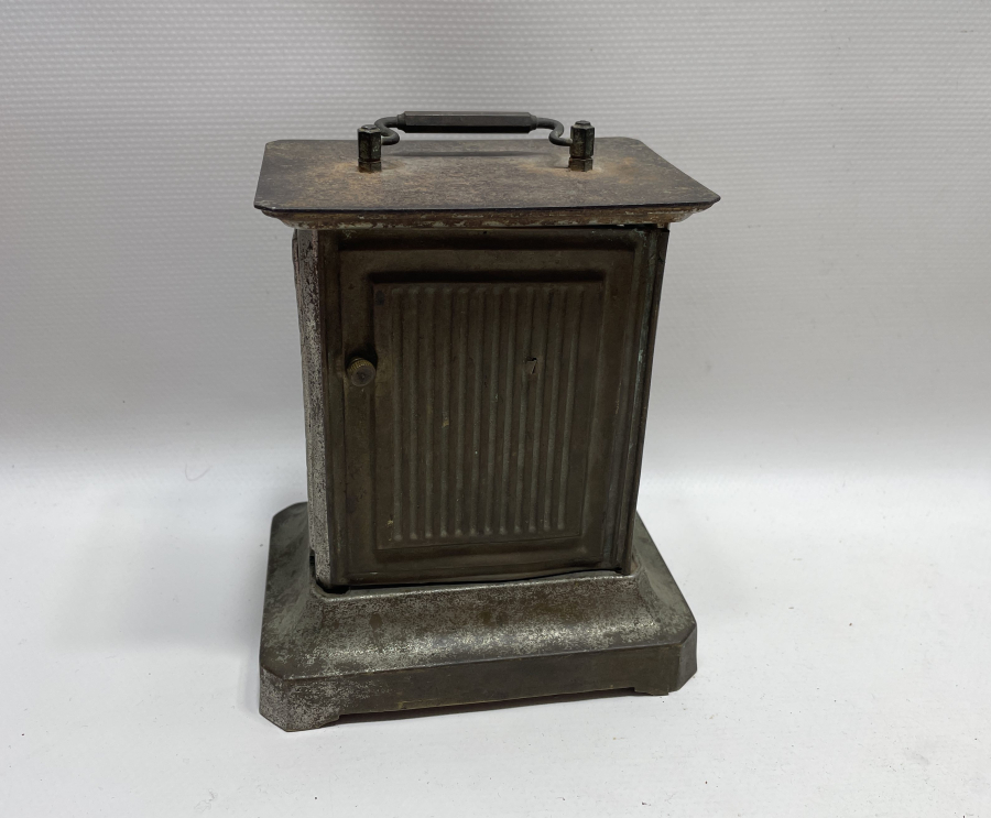 KADRANI MEŞRUTİYET SANCAKLI VE OSMANLICA YAZILI OSMANLI DÖNEMİ MASA SAATİ