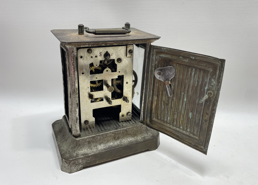 KADRANI MEŞRUTİYET SANCAKLI VE OSMANLICA YAZILI OSMANLI DÖNEMİ MASA SAATİ