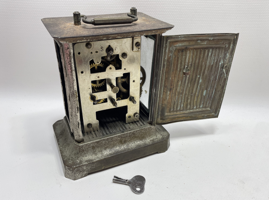 KADRANI MEŞRUTİYET SANCAKLI VE OSMANLICA YAZILI OSMANLI DÖNEMİ MASA SAATİ