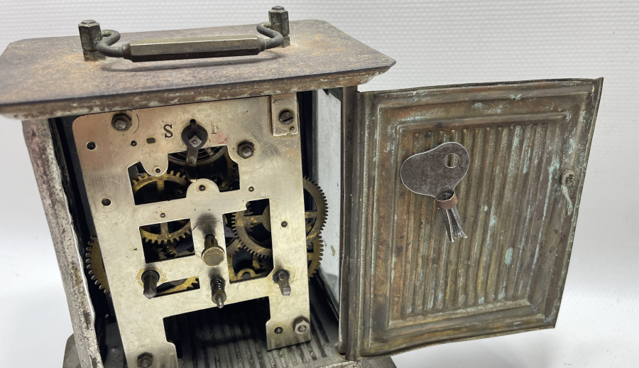 KADRANI MEŞRUTİYET SANCAKLI VE OSMANLICA YAZILI OSMANLI DÖNEMİ MASA SAATİ