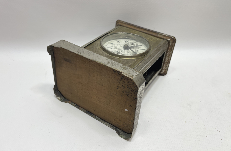 KADRANI MEŞRUTİYET SANCAKLI VE OSMANLICA YAZILI OSMANLI DÖNEMİ MASA SAATİ