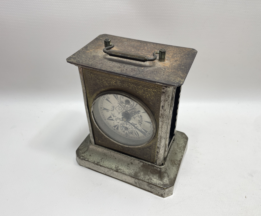 KADRANI MEŞRUTİYET SANCAKLI VE OSMANLICA YAZILI OSMANLI DÖNEMİ MASA SAATİ