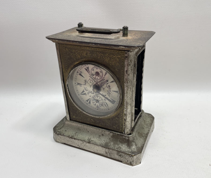 KADRANI MEŞRUTİYET SANCAKLI VE OSMANLICA YAZILI OSMANLI DÖNEMİ MASA SAATİ