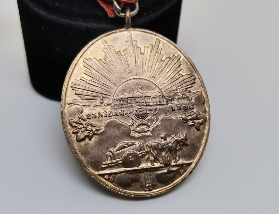 ORJİNAL ASKILI ÇİL KONDİSYONDA İSTİKLAL MADALYASI