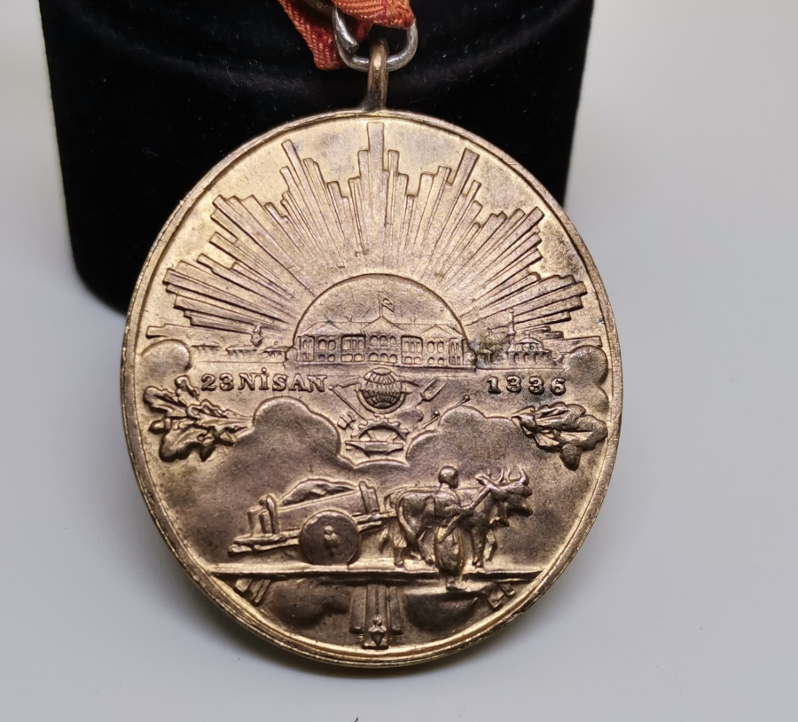 ORJİNAL ASKILI ÇİL KONDİSYONDA İSTİKLAL MADALYASI