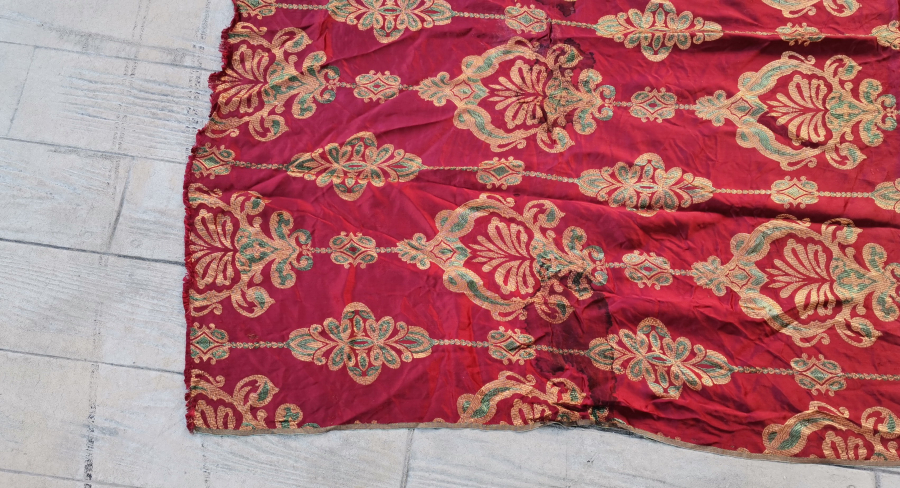 OSMANLI DÖNEMİ DEV BOYDA EL DOKUMA İPEK ÜZERİ GÜMÜŞ SIRMA İŞÇİLİKLİ KUMAŞ