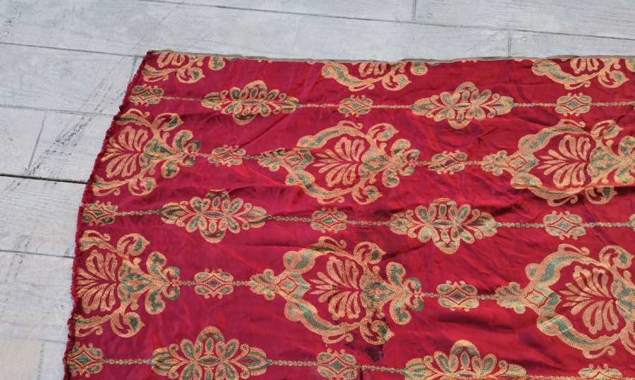 OSMANLI DÖNEMİ DEV BOYDA EL DOKUMA İPEK ÜZERİ GÜMÜŞ SIRMA İŞÇİLİKLİ KUMAŞ
