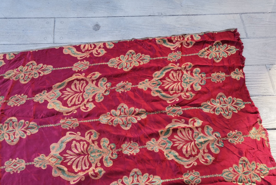 OSMANLI DÖNEMİ DEV BOYDA EL DOKUMA İPEK ÜZERİ GÜMÜŞ SIRMA İŞÇİLİKLİ KUMAŞ