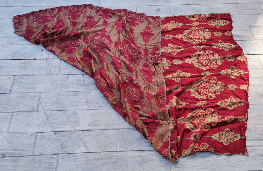 OSMANLI DÖNEMİ DEV BOYDA EL DOKUMA İPEK ÜZERİ GÜMÜŞ SIRMA İŞÇİLİKLİ KUMAŞ