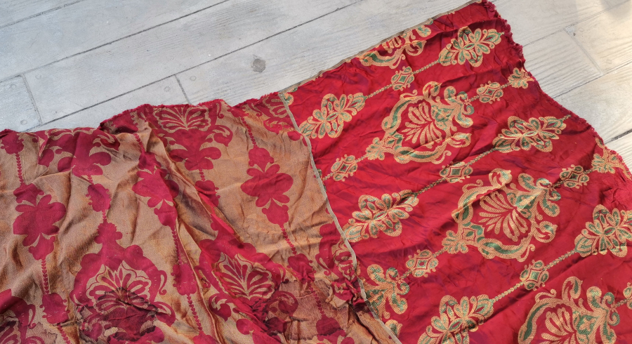 OSMANLI DÖNEMİ DEV BOYDA EL DOKUMA İPEK ÜZERİ GÜMÜŞ SIRMA İŞÇİLİKLİ KUMAŞ