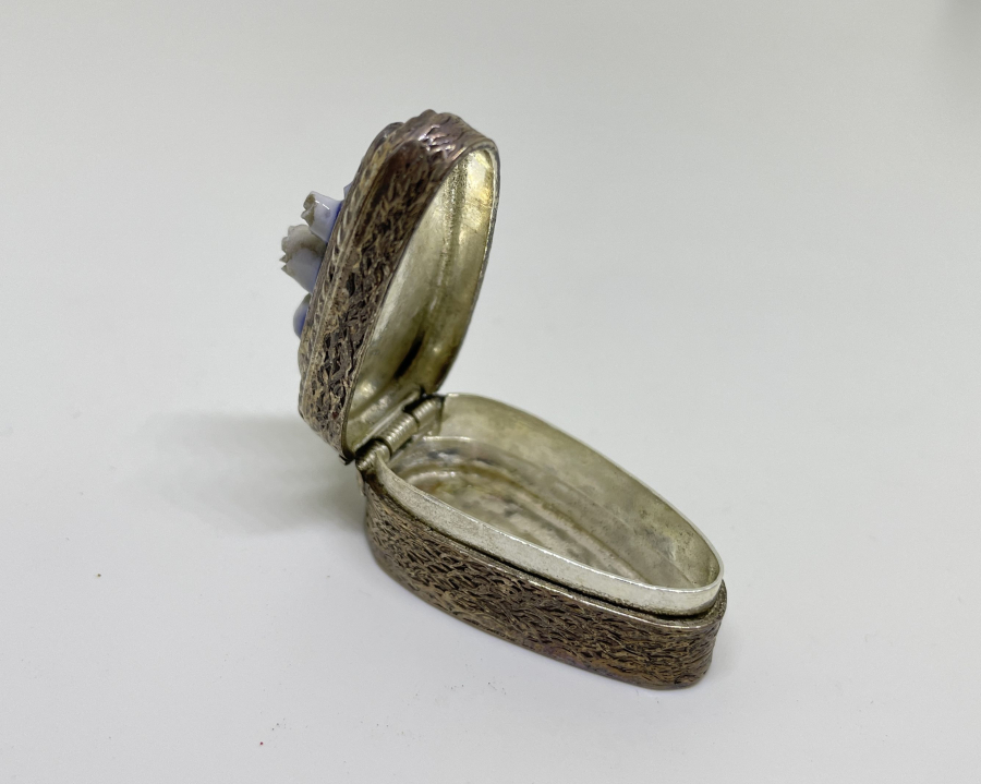 ÜZERİ MİNE İŞÇİLİKLİ GÜMÜŞTEN MAMUL KAPAKLI ANTİKA KUTU