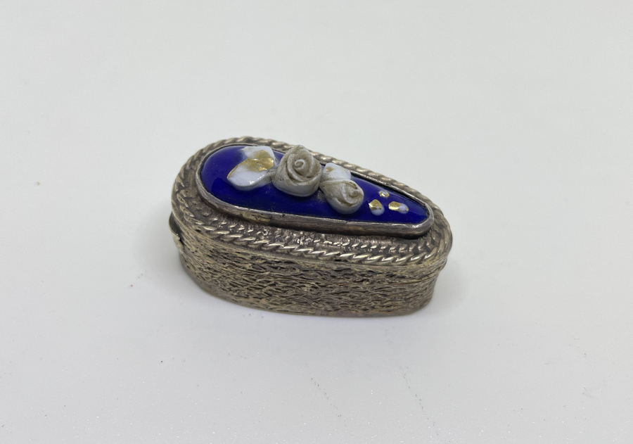 ÜZERİ MİNE İŞÇİLİKLİ GÜMÜŞTEN MAMUL KAPAKLI ANTİKA KUTU