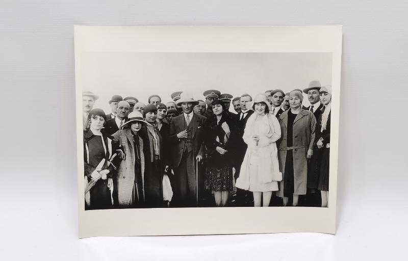 ATATÜRK, LATİFE HANIM VE DEVLET ERKANI EŞLERİYLE ORJİNAL FOTOĞRAF