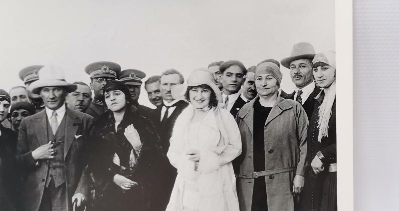 ATATÜRK, LATİFE HANIM VE DEVLET ERKANI EŞLERİYLE ORJİNAL FOTOĞRAF