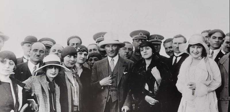 ATATÜRK, LATİFE HANIM VE DEVLET ERKANI EŞLERİYLE ORJİNAL FOTOĞRAF