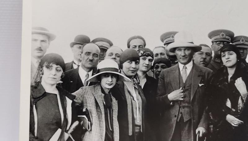 ATATÜRK, LATİFE HANIM VE DEVLET ERKANI EŞLERİYLE ORJİNAL FOTOĞRAF