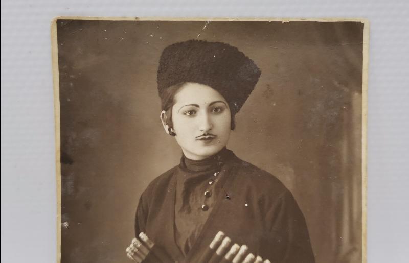 OSMANLI DÖNEMİ ERKEK KIYAFETLERİ KUŞANMIŞ ÇERKEZ KADIN SAVAŞÇI