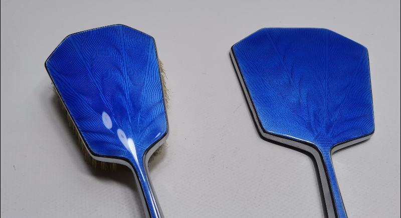 OSMANLI DÖNEMİ LEVANTEN İŞİ MİNELİ ELBİSE FIRÇASI VE EL AYNASI TAKIMI