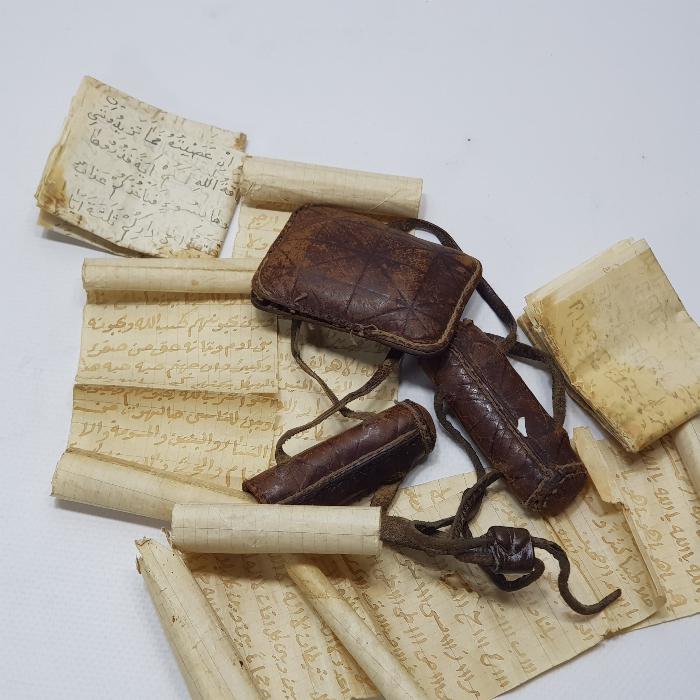 OSMANLI DÖNEMİ İÇİ EL YAZMA DUALAR BULUNAN NADİR FORMDA DERVİŞ PAZUBENDİ