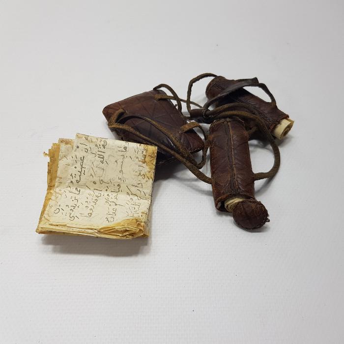 OSMANLI DÖNEMİ İÇİ EL YAZMA DUALAR BULUNAN NADİR FORMDA DERVİŞ PAZUBENDİ