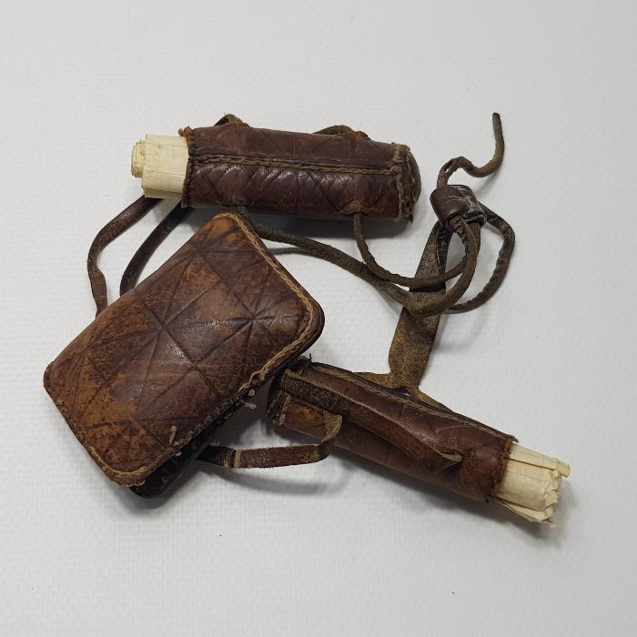 OSMANLI DÖNEMİ İÇİ EL YAZMA DUALAR BULUNAN NADİR FORMDA DERVİŞ PAZUBENDİ