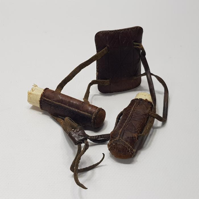 OSMANLI DÖNEMİ İÇİ EL YAZMA DUALAR BULUNAN NADİR FORMDA DERVİŞ PAZUBENDİ