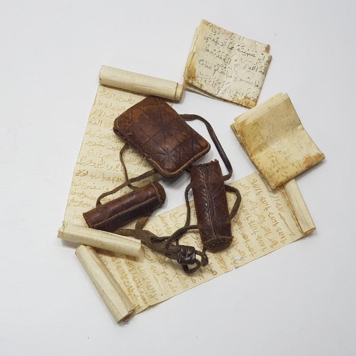 OSMANLI DÖNEMİ İÇİ EL YAZMA DUALAR BULUNAN NADİR FORMDA DERVİŞ PAZUBENDİ