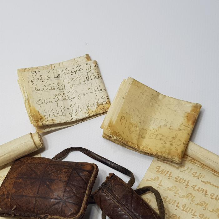 OSMANLI DÖNEMİ İÇİ EL YAZMA DUALAR BULUNAN NADİR FORMDA DERVİŞ PAZUBENDİ