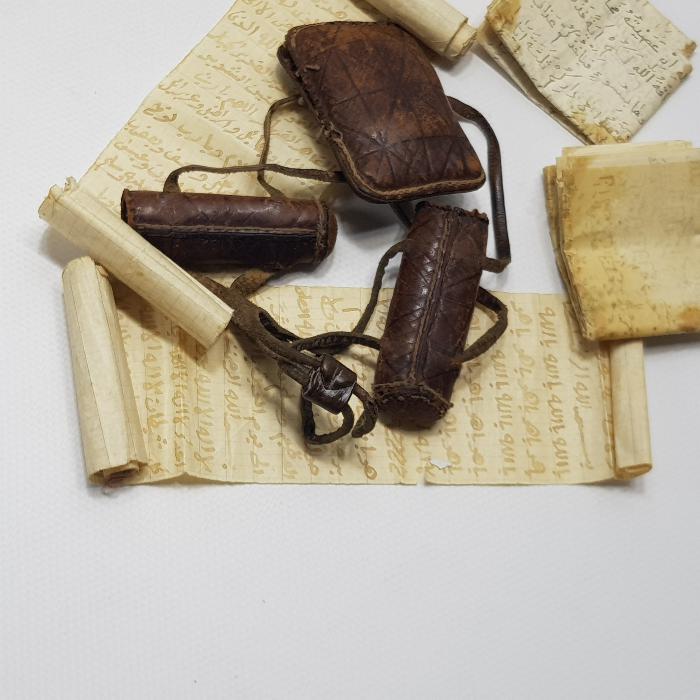 OSMANLI DÖNEMİ İÇİ EL YAZMA DUALAR BULUNAN NADİR FORMDA DERVİŞ PAZUBENDİ