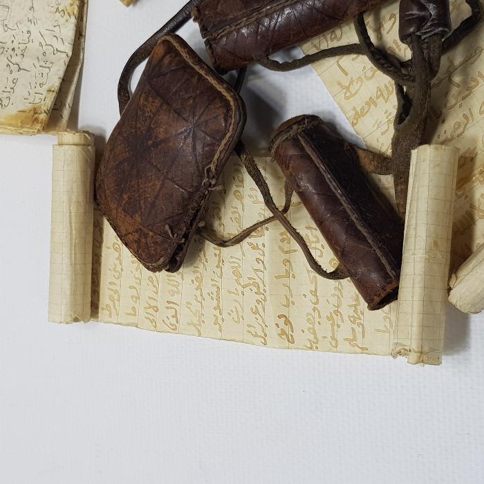 OSMANLI DÖNEMİ İÇİ EL YAZMA DUALAR BULUNAN NADİR FORMDA DERVİŞ PAZUBENDİ