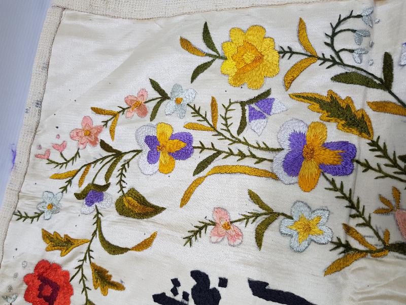 ÜZERİ ÇİÇEKLERLE SÜSLÜ OSMANLICA YAZILI İPEK DUVAR PANOSU