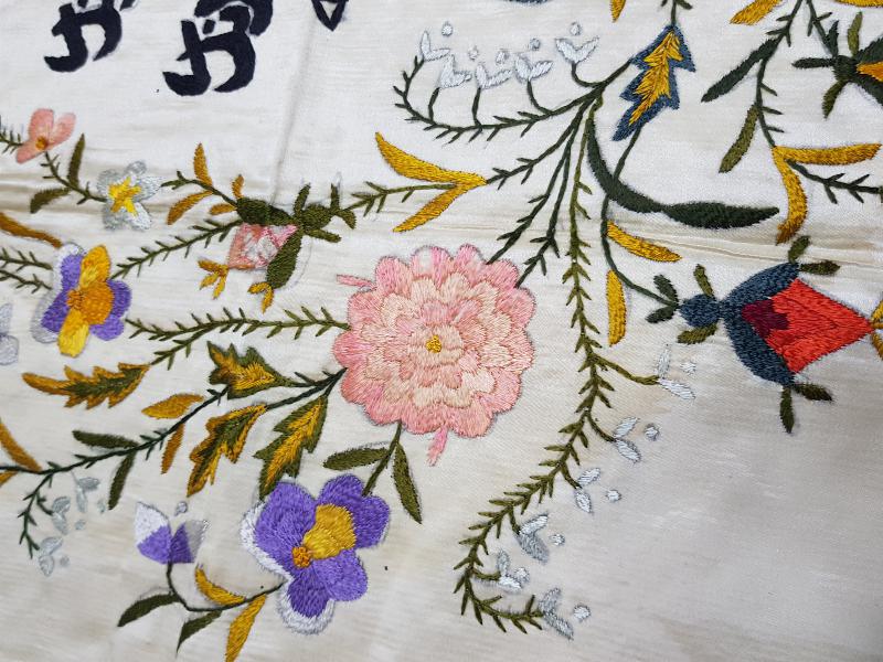 ÜZERİ ÇİÇEKLERLE SÜSLÜ OSMANLICA YAZILI İPEK DUVAR PANOSU