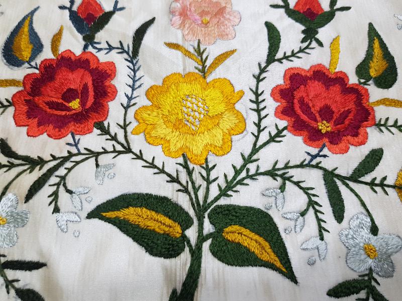 ÜZERİ ÇİÇEKLERLE SÜSLÜ OSMANLICA YAZILI İPEK DUVAR PANOSU