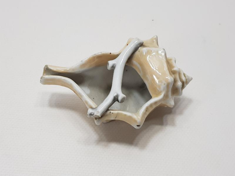 ANTİKA SALYANGOZ FORMLU PORSELEN KÜL TABLASI 