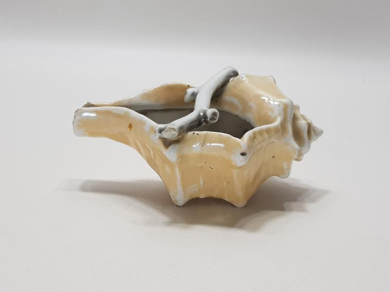 ANTİKA SALYANGOZ FORMLU PORSELEN KÜL TABLASI 