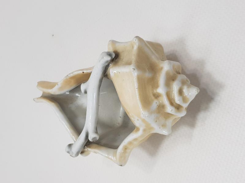 ANTİKA SALYANGOZ FORMLU PORSELEN KÜL TABLASI 