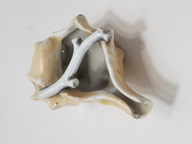 ANTİKA SALYANGOZ FORMLU PORSELEN KÜL TABLASI 