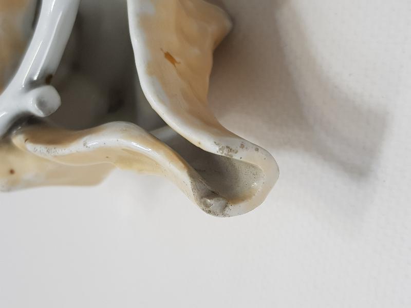 ANTİKA SALYANGOZ FORMLU PORSELEN KÜL TABLASI 