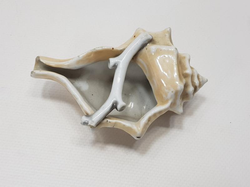 ANTİKA SALYANGOZ FORMLU PORSELEN KÜL TABLASI 