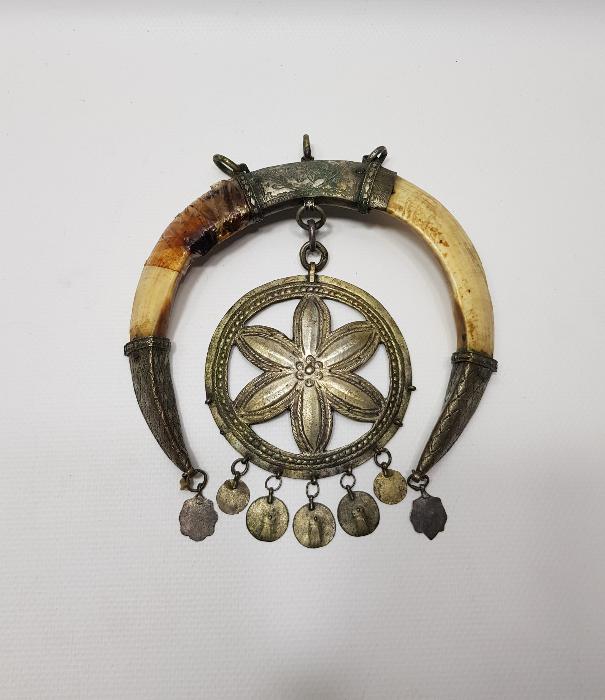 OSMANLI DÖNEMİ ŞAMAN İŞİ ÇOK NADİR AY YILDIZ FORMLU DOMUZ DİŞİ VE GÜMÜŞ AT SÜSÜ