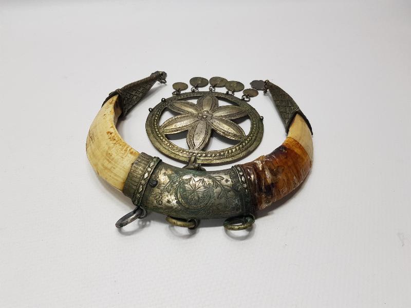 OSMANLI DÖNEMİ ŞAMAN İŞİ ÇOK NADİR AY YILDIZ FORMLU DOMUZ DİŞİ VE GÜMÜŞ AT SÜSÜ