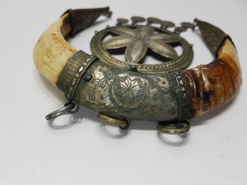 OSMANLI DÖNEMİ ŞAMAN İŞİ ÇOK NADİR AY YILDIZ FORMLU DOMUZ DİŞİ VE GÜMÜŞ AT SÜSÜ