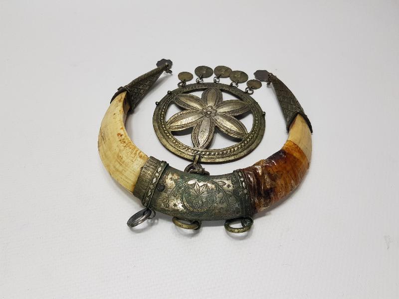 OSMANLI DÖNEMİ ŞAMAN İŞİ ÇOK NADİR AY YILDIZ FORMLU DOMUZ DİŞİ VE GÜMÜŞ AT SÜSÜ