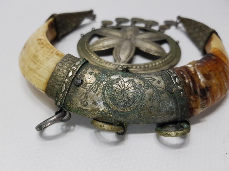 OSMANLI DÖNEMİ ŞAMAN İŞİ ÇOK NADİR AY YILDIZ FORMLU DOMUZ DİŞİ VE GÜMÜŞ AT SÜSÜ